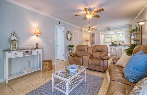 Independence Square Condo | Gulf and Intracoastal Views! WALK TO 4 OR 5 RESTAURANTS & MORE!