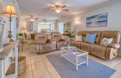 Independence Square Condo | Gulf and Intracoastal Views! WALK TO 4 OR 5 RESTAURANTS & MORE!