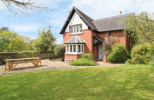 Longnor Cottage | GUN END COTTAGE, pet friendly, with open fire in Swythamley
