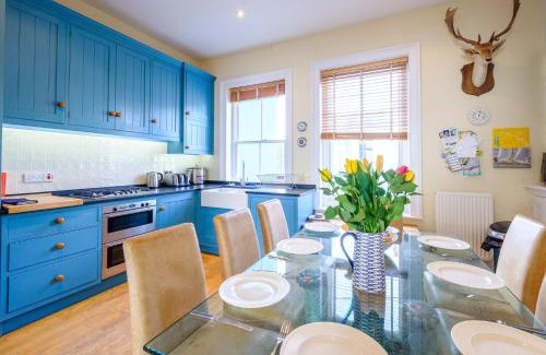 Aldeburgh House | Gunfleet, Aldeburgh - A Large Seafront House with Stunning Sea Views from all the floors, Sleeps 14 - Aldeburgh Coastal Cottages