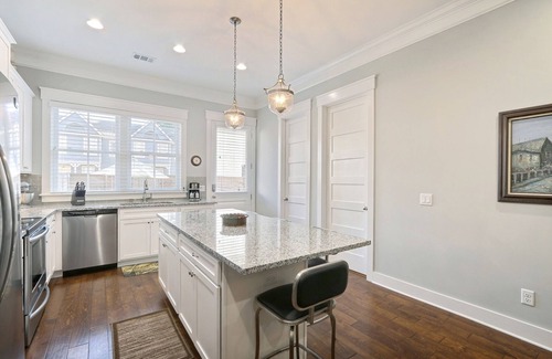 Historic Downtown Savannah House | Gwinnett's Luxury Cottage- Private Courtyard & Off Street Parking Included!