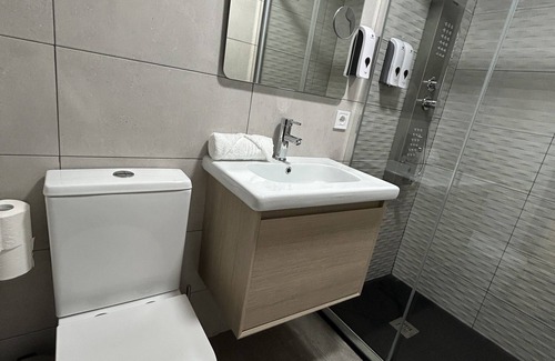 Simancas Apartment | Habitación con Jacuzzi y Baño Privado