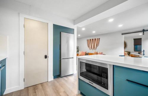 Flamingo Parks Apartment | Hacienda Flamingo Unit 3 - Modern 1BR Hideaway with Double Queen Beds