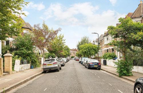 Hackney Downs House | Hackney Haven: 4BD Stylish Family Gem