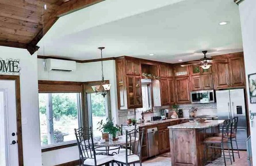 Waco House | Hailey's Cottage on Small Farm-16 minutes to Silos