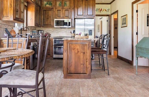 Waco House | Hailey's Cottage on Small Farm-16 minutes to Silos