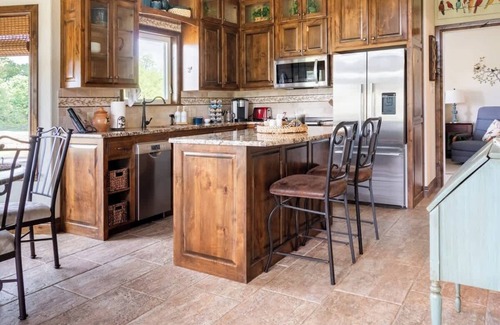 Waco House | Hailey's Cottage on Small Farm-16 minutes to Silos