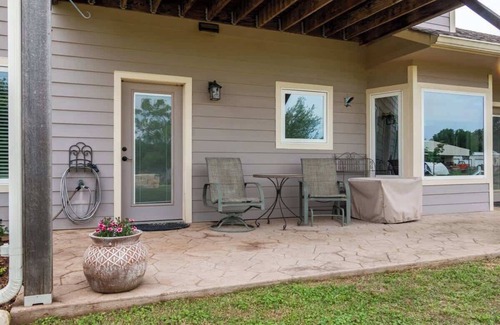 Waco House | Hailey's Cottage on Small Farm-16 minutes to Silos