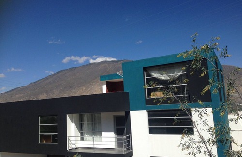 Pomasqui House | Half of the world - Black House - Black House
