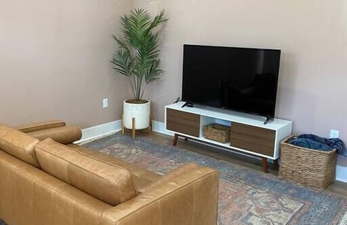 Hamilton House | Hamilton Getaway -Entire House in DT Hamilton