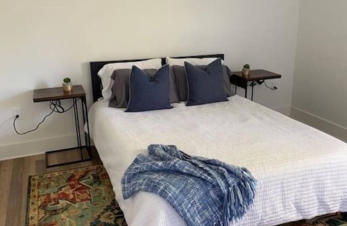 Hamilton House | Hamilton Getaway -Entire House in DT Hamilton