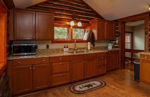 Geneva House | Hamilton Lake House: Seneca Lake Wine Trail Retreat + Minutes from Downtown Geneva!