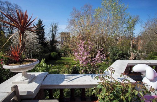 Frognal and Fitzjohns House | Hampstead Garden Apartment 3 Bedroom 2 Bathroom