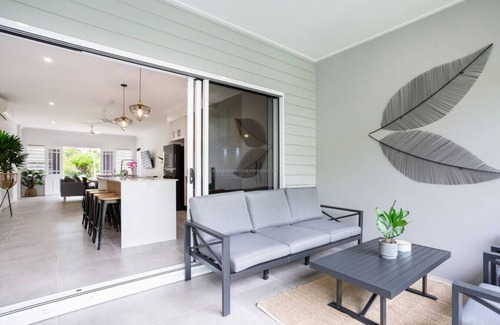 Edge Hill House | Hamptons Spa Villa - Luxury 3 bedroom 2 bathroom with outdoor Hot tub