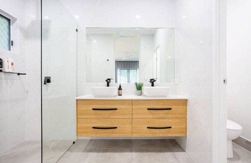 Edge Hill House | Hamptons Spa Villa - Luxury 3 bedroom 2 bathroom with outdoor Hot tub