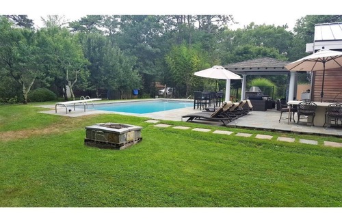 Leonards Apartment | Hamptons Studio with private entrance, bathroom, BBQ & patio in gated estate.