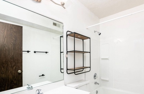Northwest Columbus Apartment | Hancock Park Private 1 Bed with WIFI and Parking