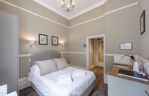 Campden Apartment | Handsome Kensington Studio