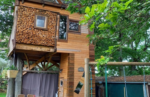 Villebon-sur-Yvette Cabin | Hanging tree house