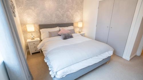 Century Wharf Apartment | Hansen Court - Stylish Bay Apartment with Parking and River Views