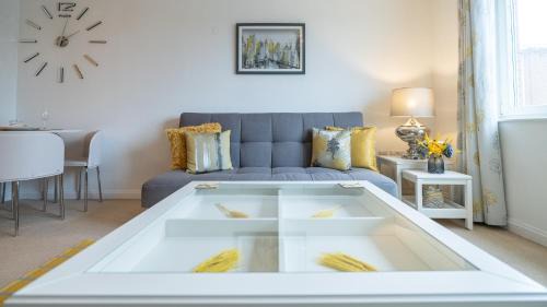 Century Wharf Apartment | Hansen Court - Stylish Bay Apartment with Parking and River Views
