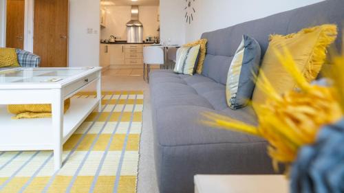 Century Wharf Apartment | Hansen Court - Stylish Bay Apartment with Parking and River Views