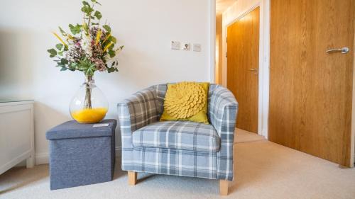 Century Wharf Apartment | Hansen Court - Stylish Bay Apartment with Parking and River Views