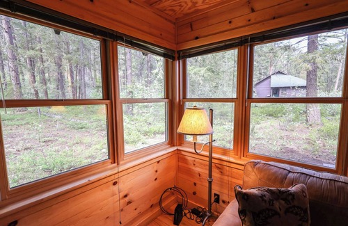 Mazama Cabin | Happy Pines 2BR Cabin w/King & Twin Beds