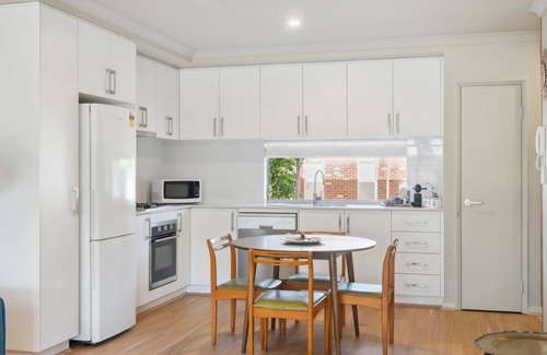 Bassendean Apartment | Happy Stays Classic Mid-Century Modern Escape