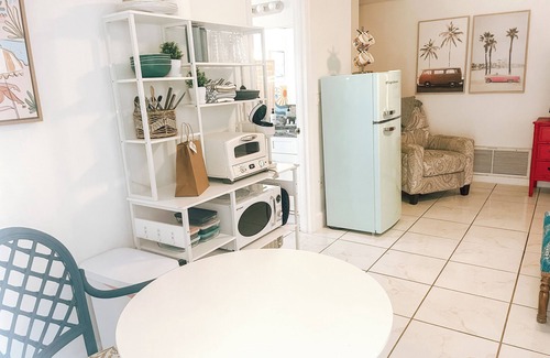 Golden Beach Apartment | Happy Sunsets Pool House - Pets - Parking