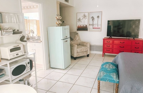 Golden Beach Apartment | Happy Sunsets Pool House - Pets - Parking