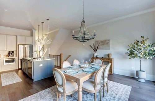 Hitch Village - Fred Wessels Homes Apartment | Harbor Breeze, Luxurious | Modern | Steps to River