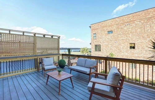 Hitch Village - Fred Wessels Homes Apartment | Harbor Breeze, Luxurious | Modern | Steps to River