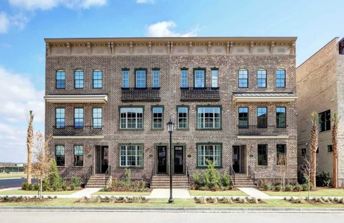 Hitch Village - Fred Wessels Homes Apartment | Harbor Breeze, Luxurious | Modern | Steps to River