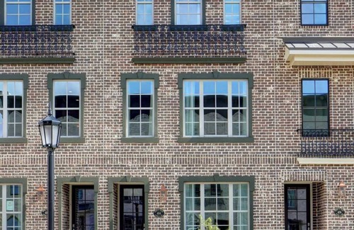 Hitch Village - Fred Wessels Homes Apartment | Harbor Breeze, Luxurious | Modern | Steps to River