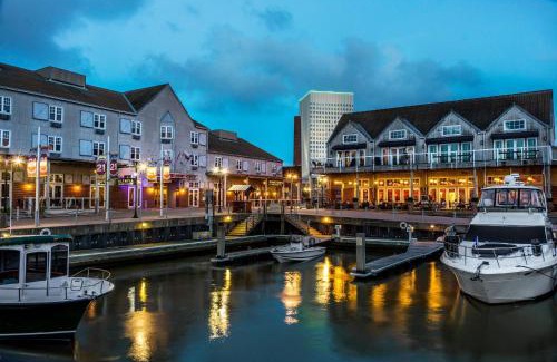 Galveston Hotel | Harbor House Hotel and Marina at Pier 21