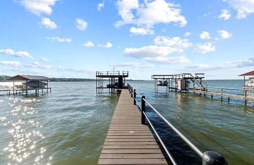Gun Barrel City House | Harbor Point Hideaway,Sleeps 8, on open water