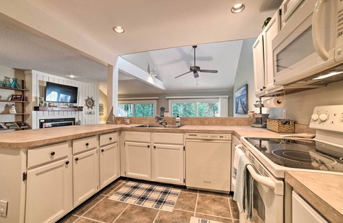 Harbor Springs Condo | Harbor Springs Condo w/Fireplace Near Skiing!