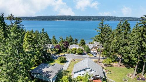 Langley House | Harborview Getaway by AvantStay Walk to Beach