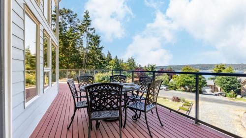 Langley House | Harborview Getaway by AvantStay Walk to Beach