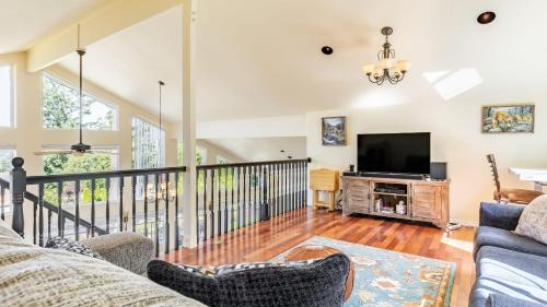 Langley House | Harborview Getaway by AvantStay Walk to Beach
