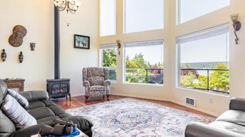Langley House | Harborview Getaway by AvantStay Walk to Beach