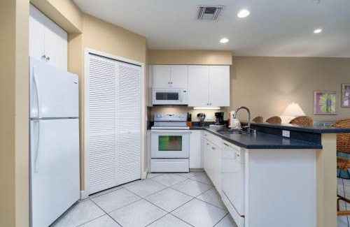 Fort Myers Beach Apartment | Harbour House at the Inn 204
