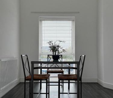 Portishead Apartment | Harbour-View 2-Bed-Serviced Apartment with Parking