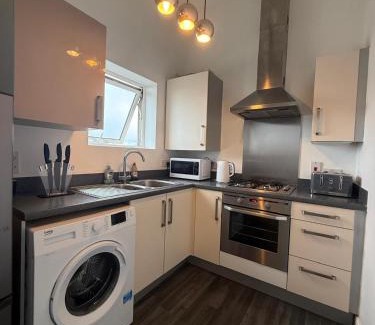 Portishead Apartment | Harbour-View 2-Bed-Serviced Apartment with Parking