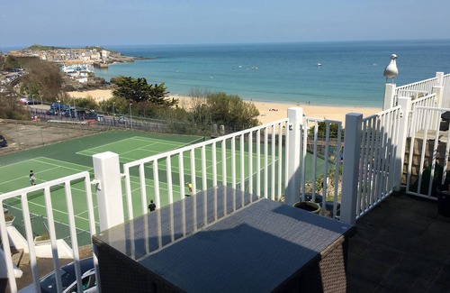St Ives Apartment | Harbour View Apartment has stunning views of St Ives harbour and beaches.