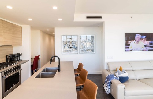 Victoria Condo | Harbour Views-Beautiful Suite, Exceptional Views, AC and lots of Amenities by Victoria Prime!