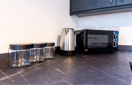 Newark Apartment | Harcourt 1A: 2BR Flat with Parking in Newark