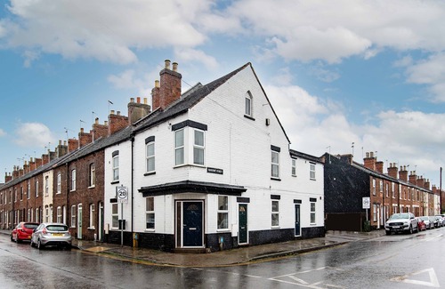 Newark Apartment | Harcourt 1D: 2BR Flat with Parking in Newark