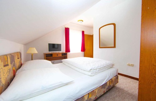 Canton 10 House | Hard Rock Rooms for two